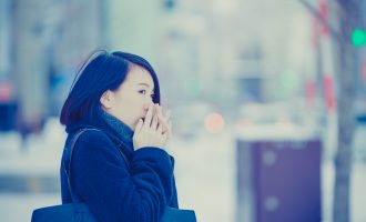 寒さで震える女性