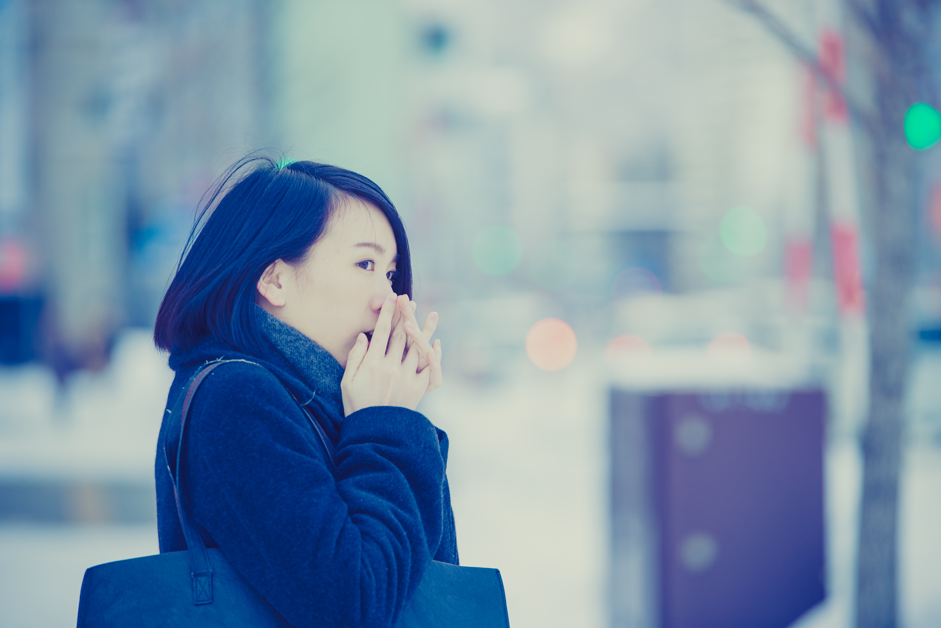 寒さで震える女性