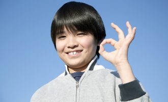 OKマークをする中学生