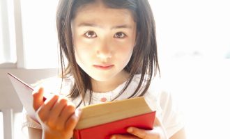 本を読む小学生