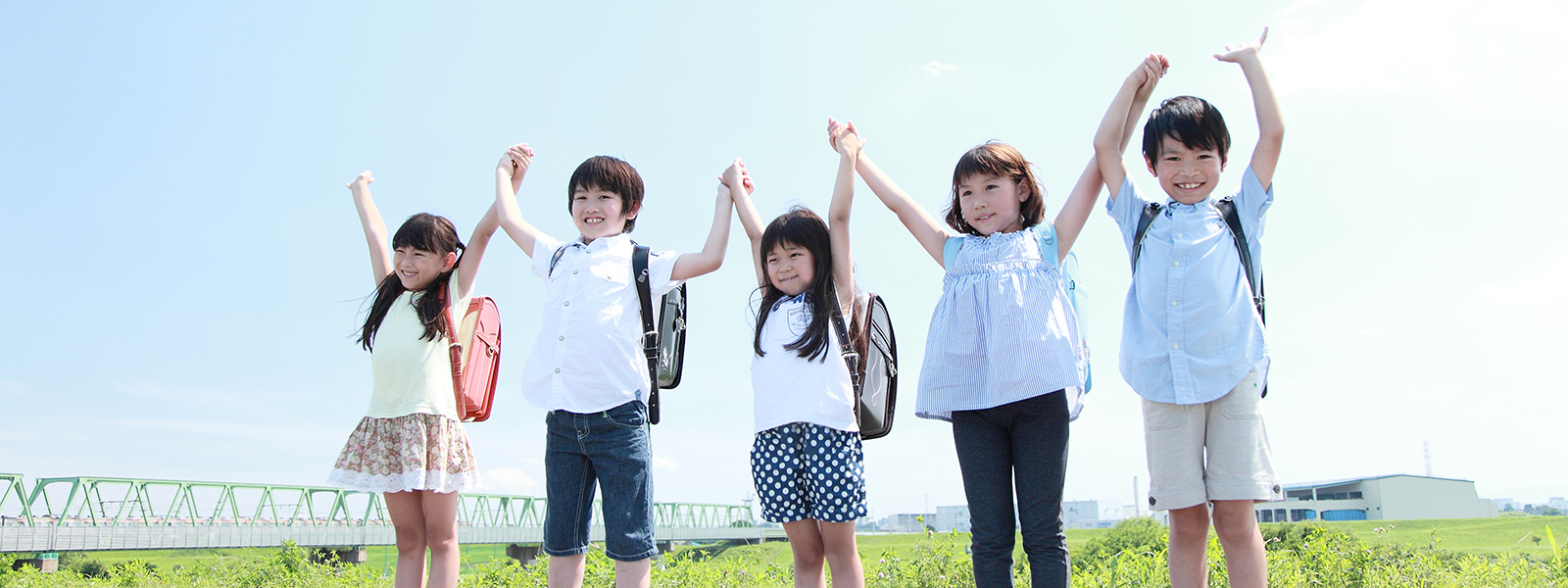 バンザイをする子供たち