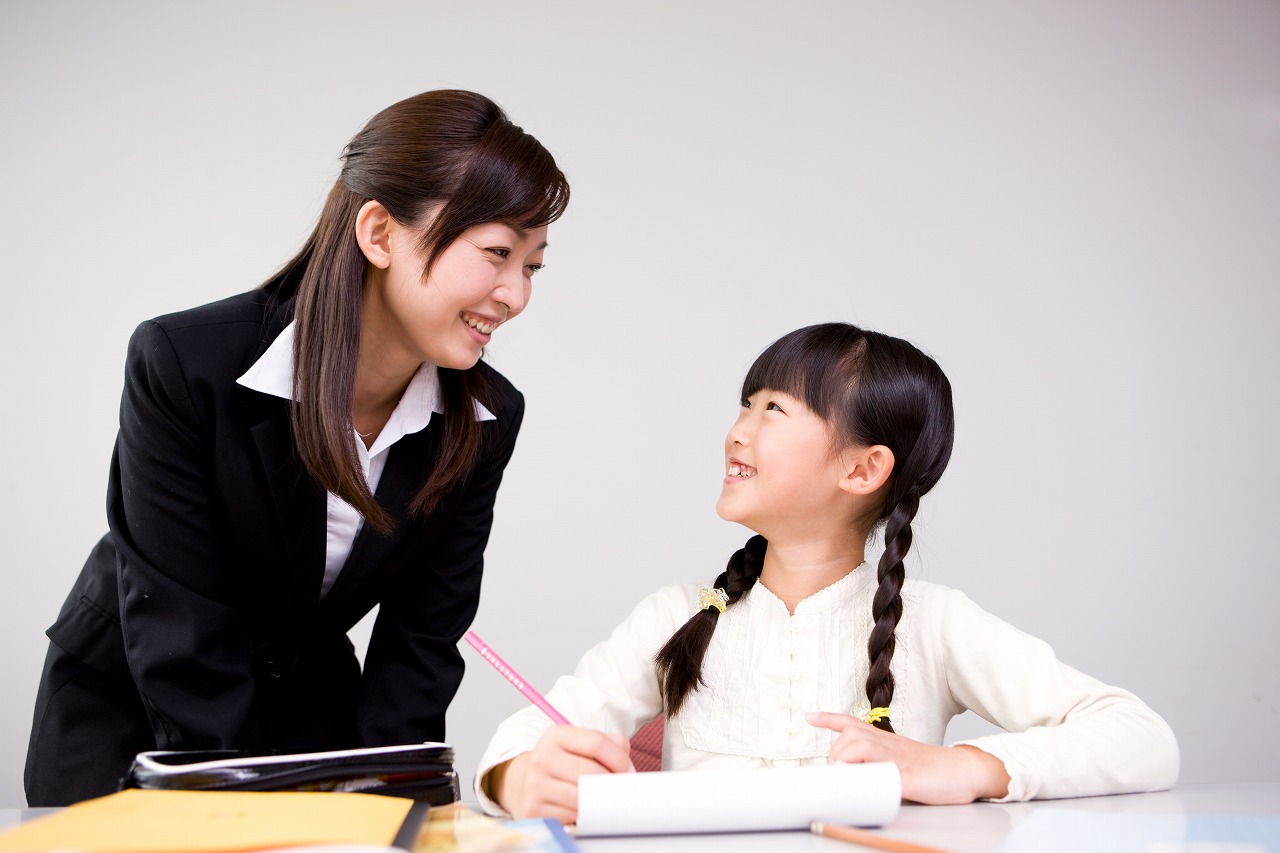 個別指導を受ける小学生