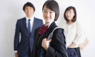 高校生の女の子と両親