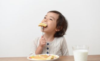 ホットケーキを食べる子供