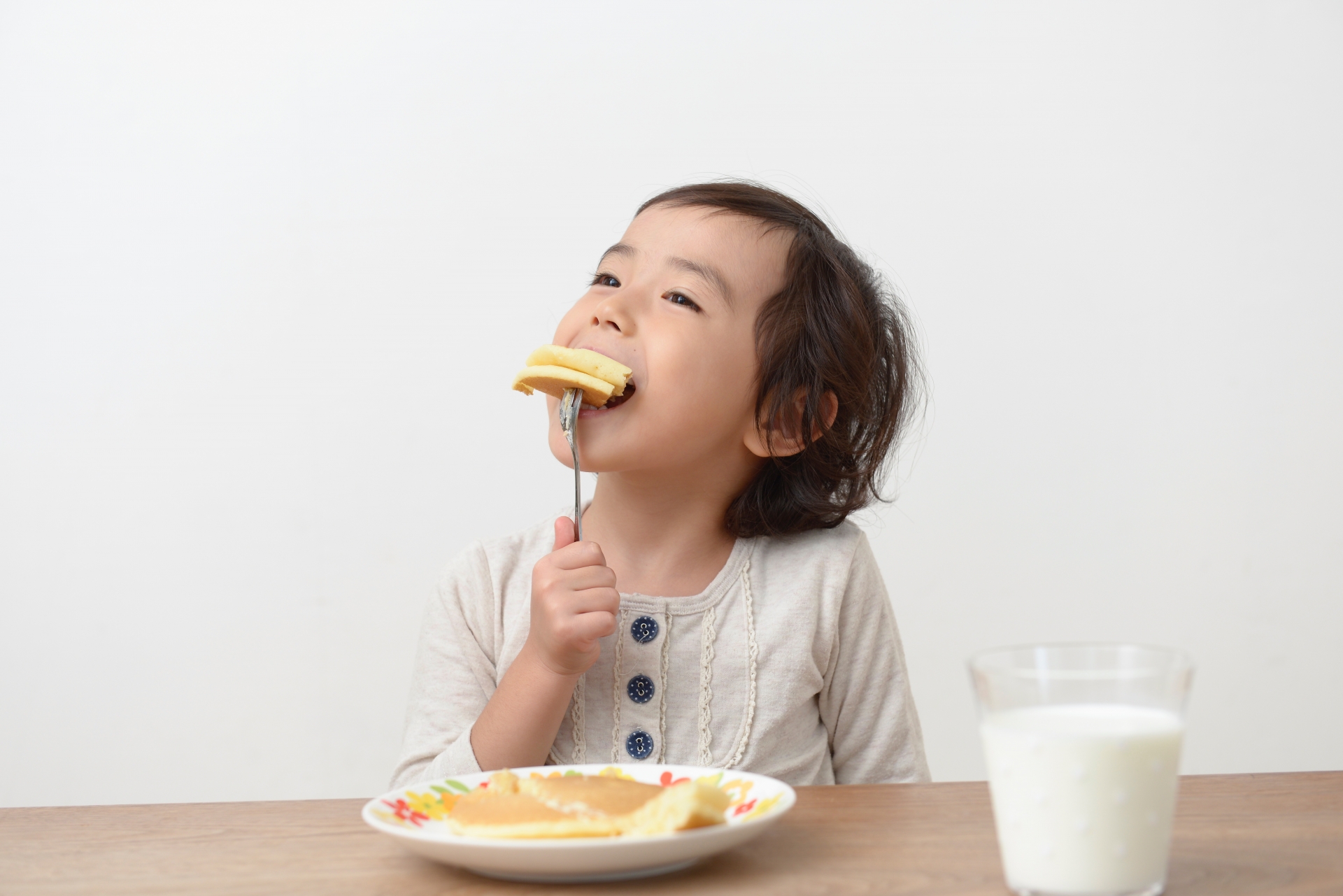 ホットケーキを食べる子供