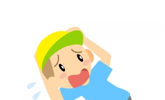 スズメバチに襲われる少年