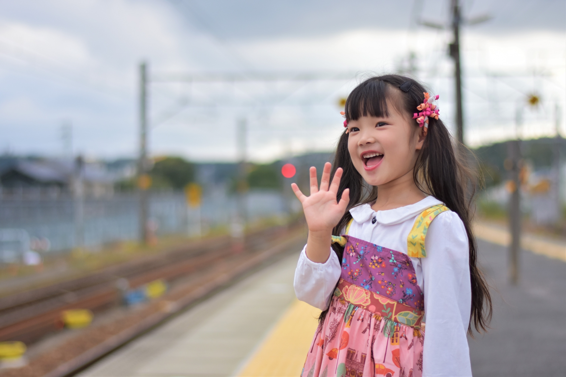 駅で手をふる女の子