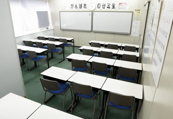 １人１席。綺麗な学習机と椅子で集中力アップ