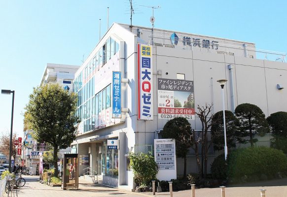 市が尾駅西口を出たら目の前がＱゼミです。横浜銀行が１Ｆにある建物です。