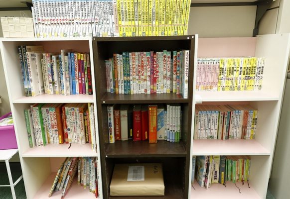 ことばの学校・YOM-TOXの書籍はいつも整理整頓されています。