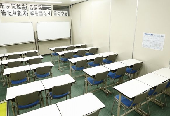 １人１席。綺麗な学習机と椅子で集中力アップ