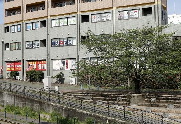 いずみ中央駅改札から川沿いに外に出れば、国大Qゼミが目の前に。