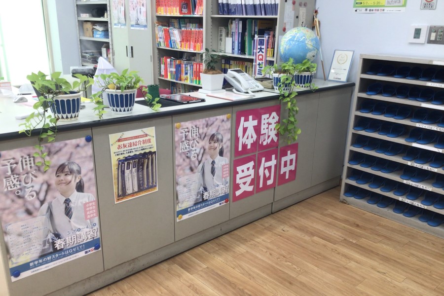 講師室はオープンスペース カウンター越しにいつも生徒が質問しています