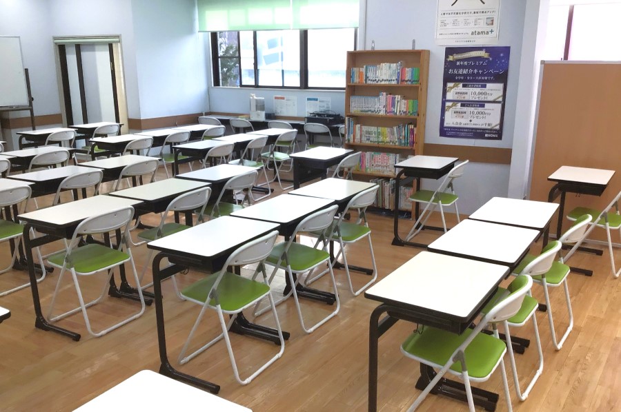 1人1席、綺麗な学習机と椅子で集中力アップ