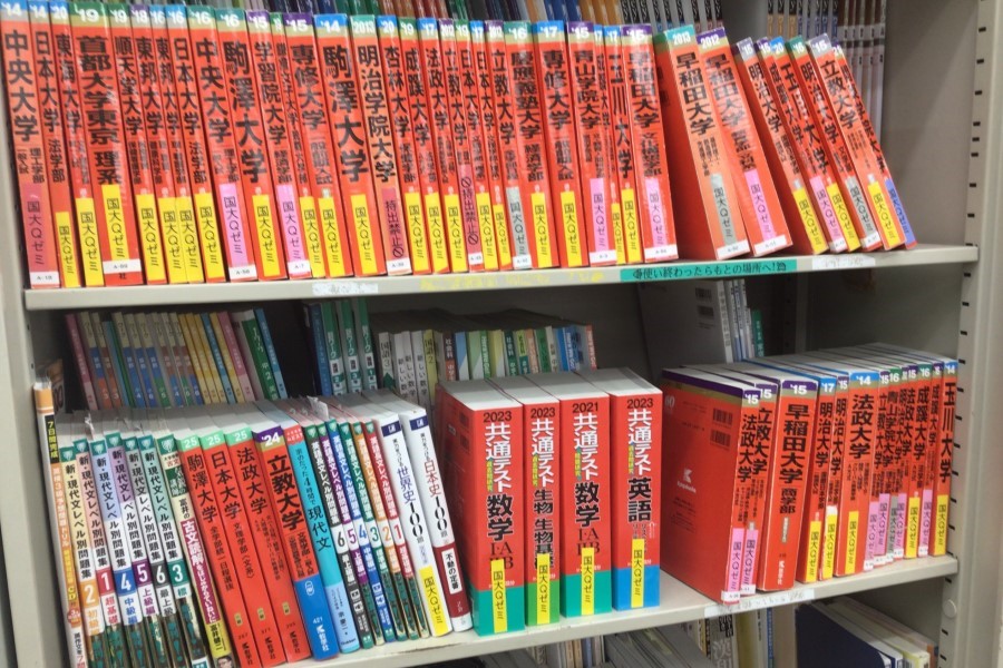 先輩が置いていってくれた赤本がぎっしり