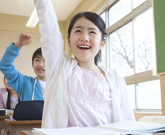 手を挙げる小学生