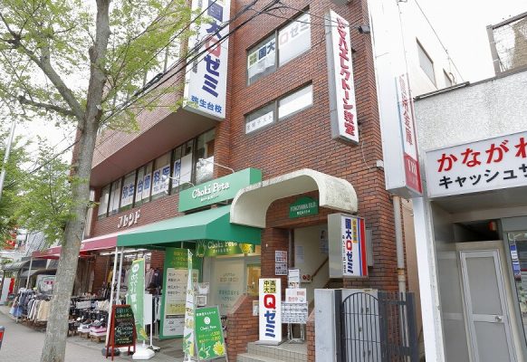 弥生台駅から徒歩３分。TSUTAYAの斜め前にあります。