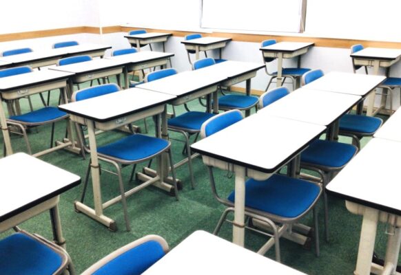１人１席。綺麗な学習机と椅子で集中力アップ。