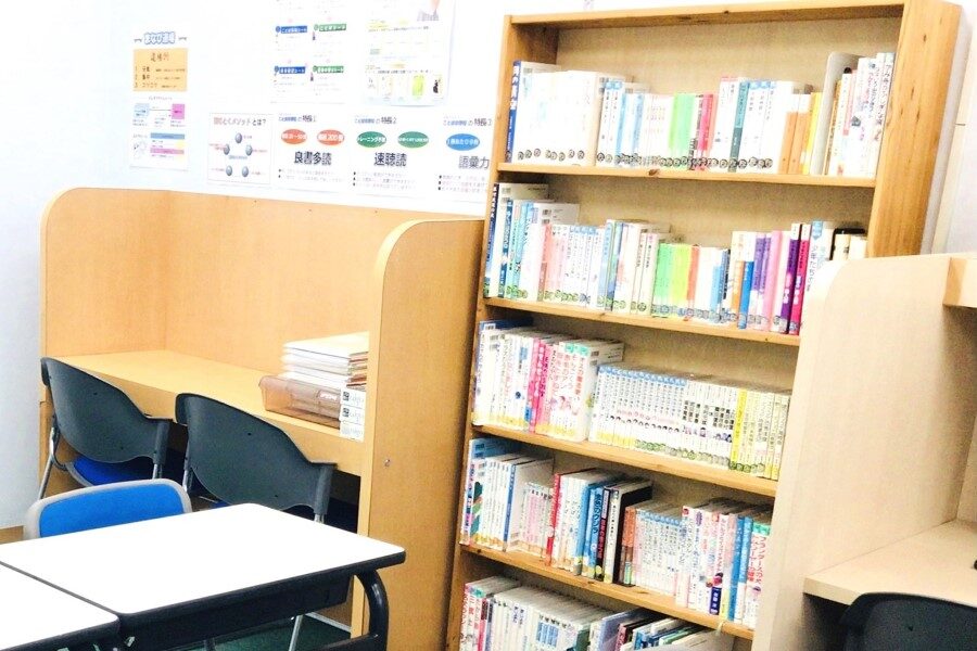 ことばの学校・YOM-TOXの書籍はいつも整理整頓されています。