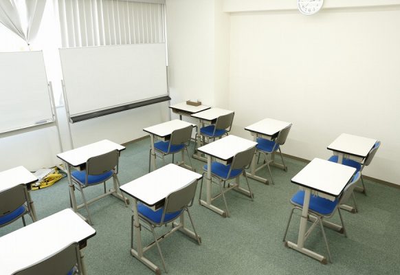 １人１席。綺麗な学習机と椅子で集中力アップ